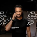 XP escala Rodrigo Santoro, ator e cliente da empresa, para campanha que coloca o investidor como protagonista