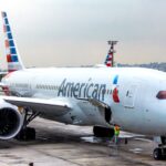 Voo da American Airlines é cancelado duas vezes, saindo de Guarulhos para Miami devido a suposto incêndio na aeronave.