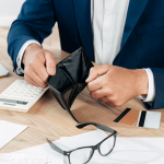 Com quase 80% das famílias brasileiras endividadas, segunda parcela do 13º pode aliviar contas de início de ano