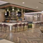 O deslumbrante Delta Sky Club abre suas portas no Aeroporto Internacional de Denver, trazendo a beleza do Colorado para dentro do espaço interno.