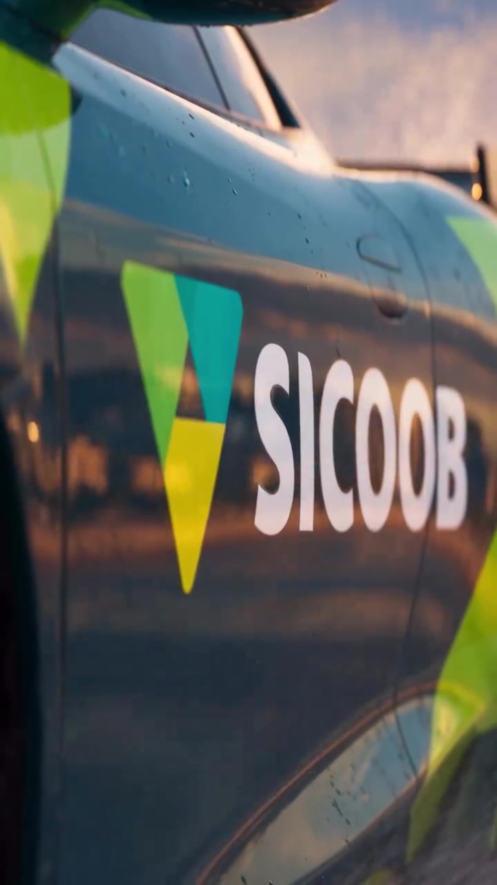 Logo do Sicoob na lateral do carro da campanha de financiamento de veículos