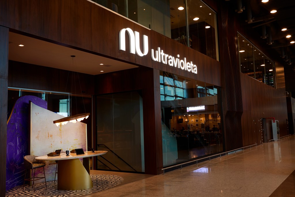 Fachada da sala VIP Nubank Ultravioleta no Terminal 3 de Guarulhos
