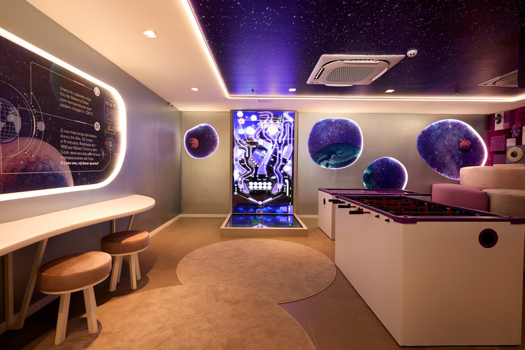 Sala de jogos para crianças no Nubank Ultravioleta Lounge